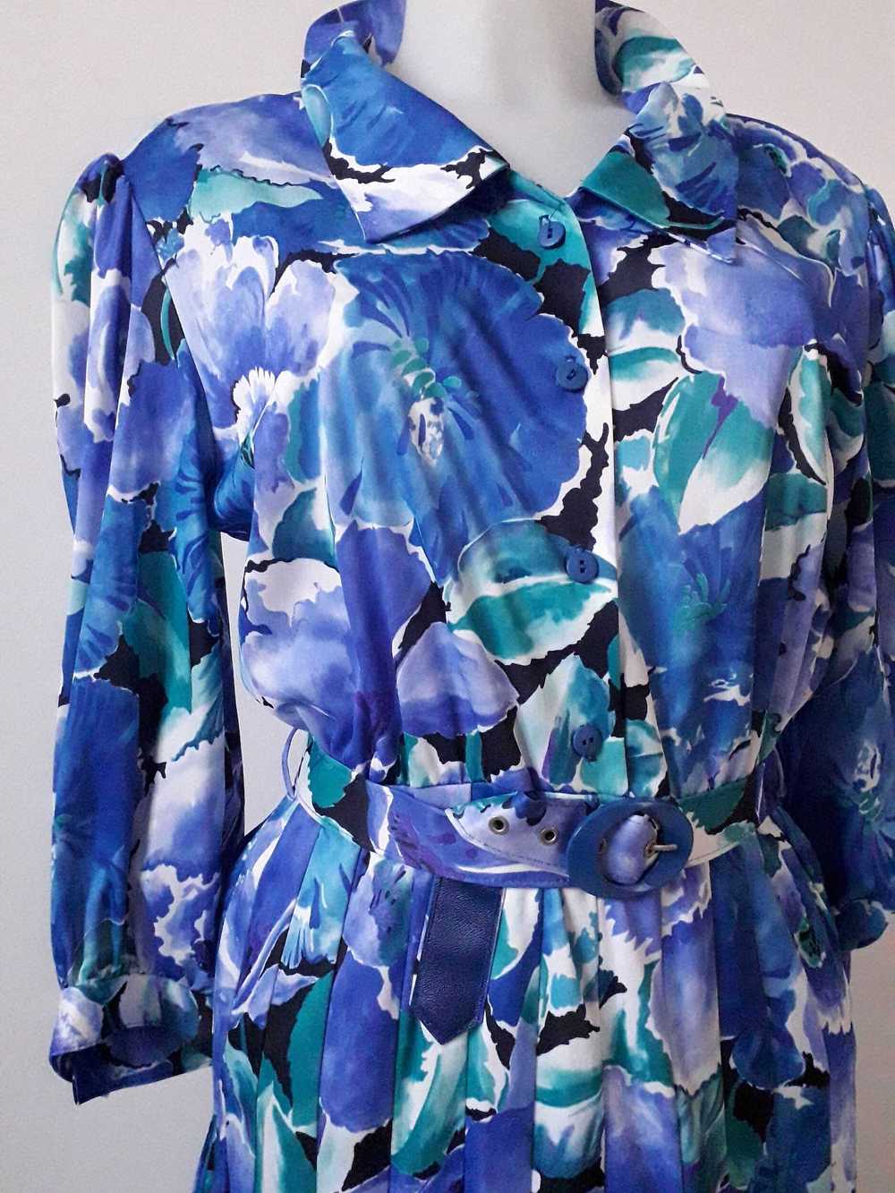 Robe à fleurs - robe à fleurs , tons bleus, bouto… - image 2