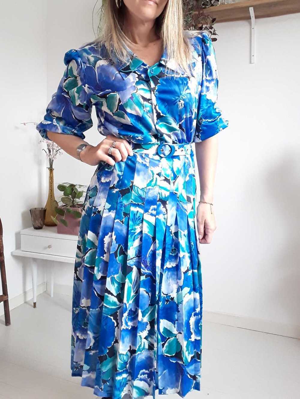 Robe à fleurs - robe à fleurs , tons bleus, bouto… - image 3