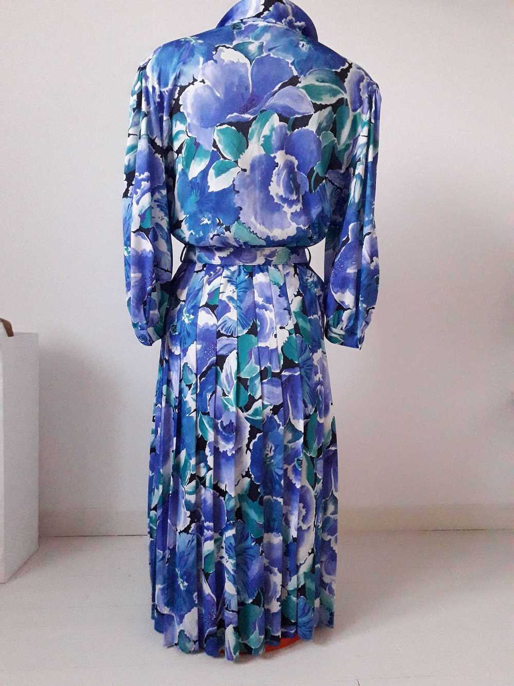 Robe à fleurs - robe à fleurs , tons bleus, bouto… - image 4