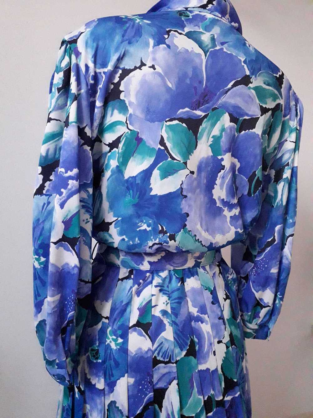 Robe à fleurs - robe à fleurs , tons bleus, bouto… - image 5