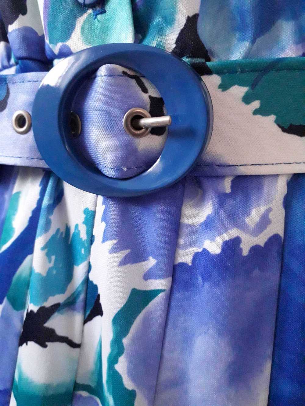 Robe à fleurs - robe à fleurs , tons bleus, bouto… - image 6
