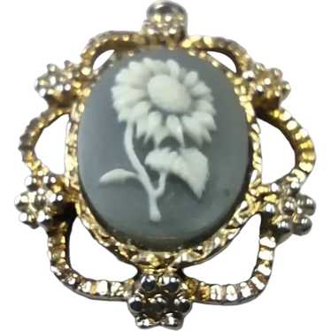 Sunflower Cameo Necklace Pendant Resin and Gold-t… - image 1