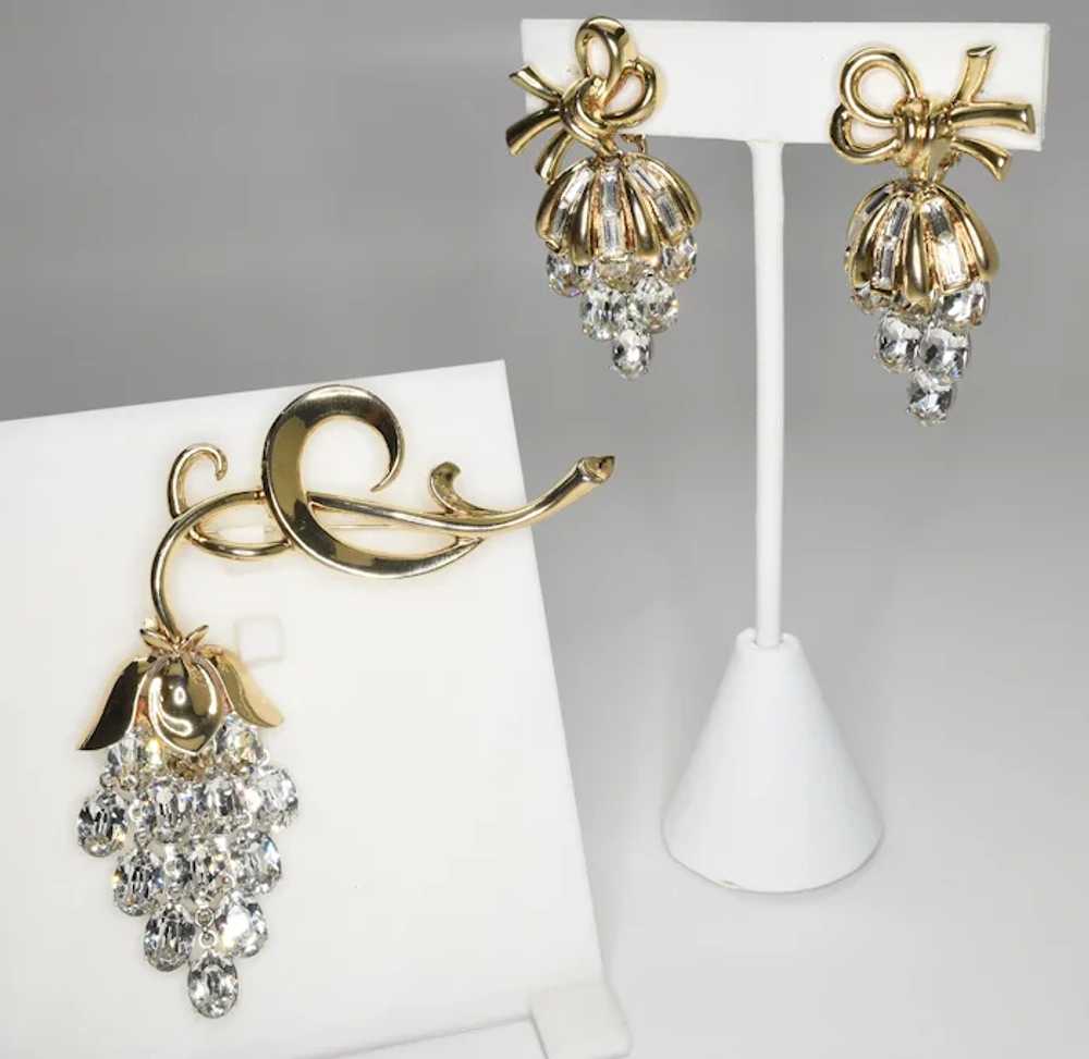 Signed Crown Trifari Articulated Bunch of Dangle … - image 3