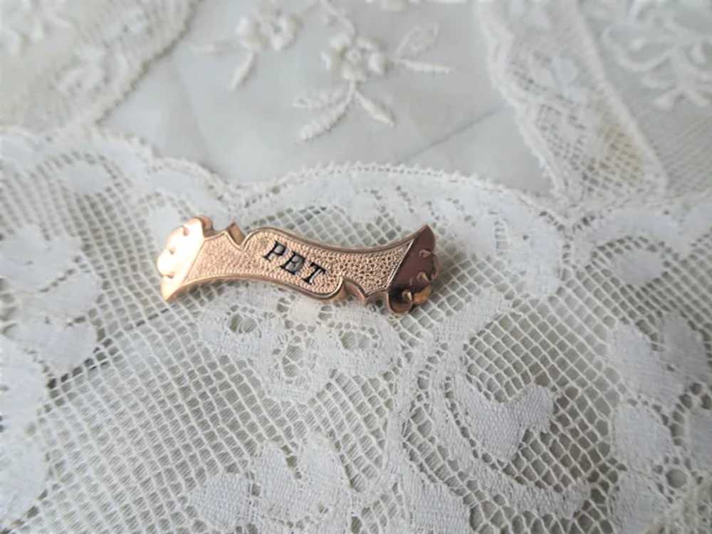 SWEET Victorian Brooch, Engraved Gold and Enamel … - image 3