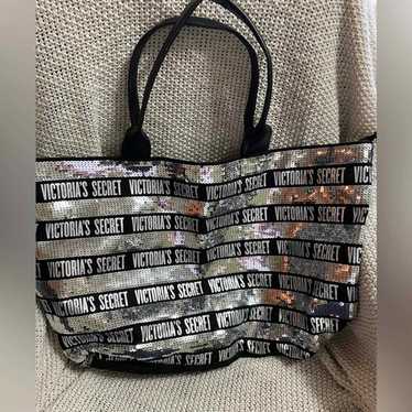 ☆Victoria's secret最新限定ストライプウィークエンダーバッグ ウィークエンダー バッグ、ヘリテージ ストライプを購入する