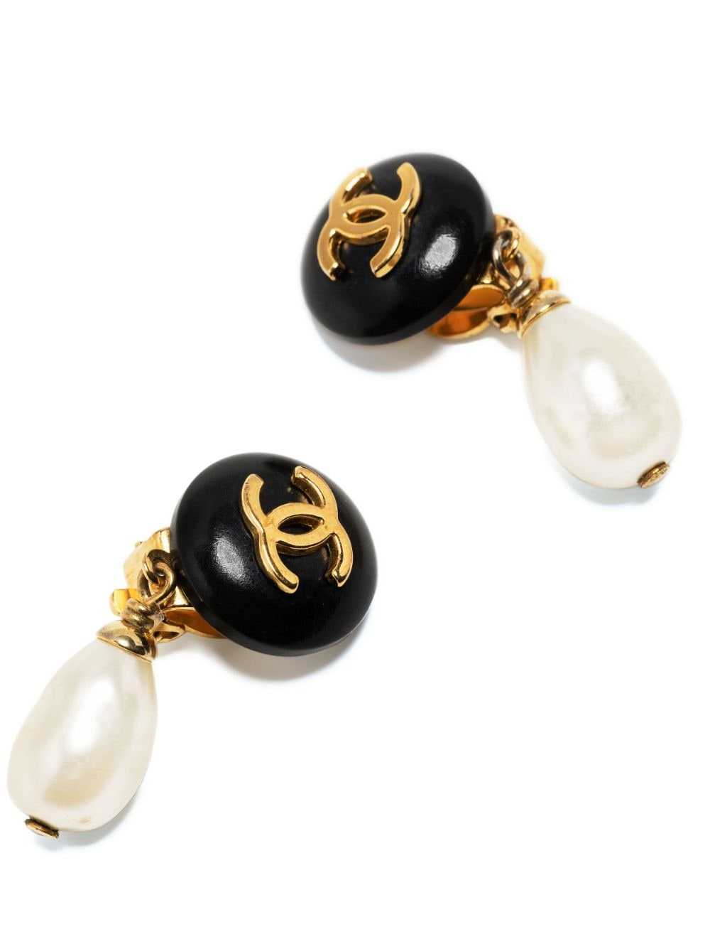 CHANEL Pre-Owned 1996 CC button drop faux-pearl c… - image 3