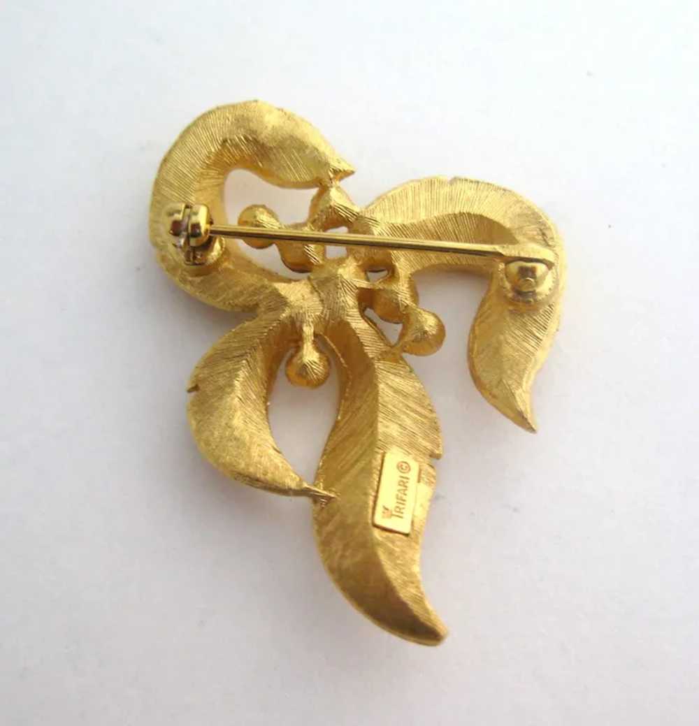 Vintage Crown Trifari Petite Bow Pin Gold Tone - image 2