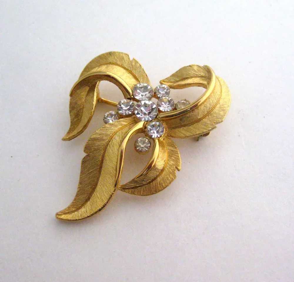 Vintage Crown Trifari Petite Bow Pin Gold Tone - image 4