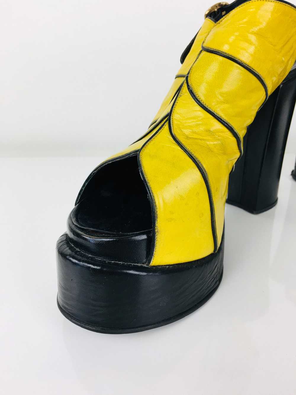 Vintage 1970s Yellow & Black Leather Platforms / … - image 5