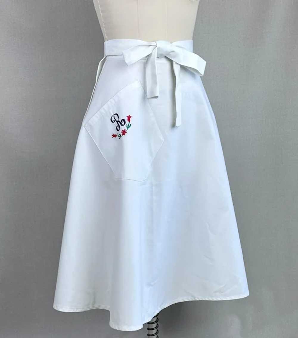 Vtg White Cotton Wrap Skirt, Monogrammed with R, … - image 3