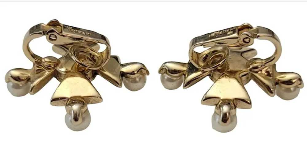 Trifari Gold Tone Clear Rhinestone Faux Pearl Mal… - image 4