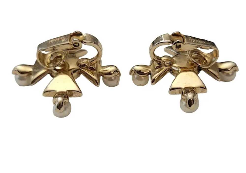 Trifari Gold Tone Clear Rhinestone Faux Pearl Mal… - image 6