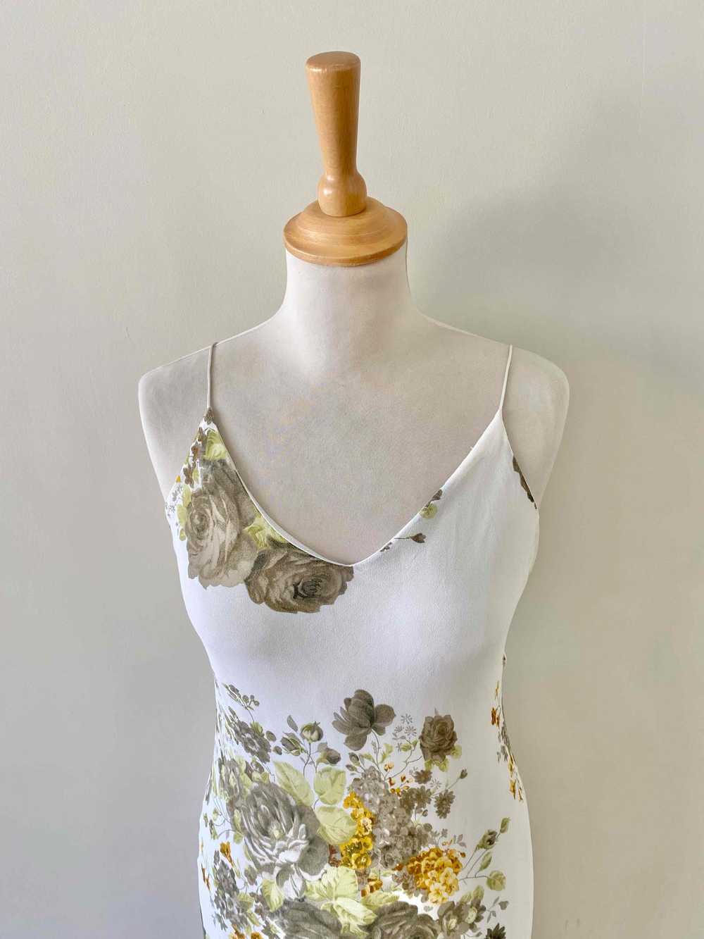 Floral slip dress - Floral slip dress, in white v… - image 3