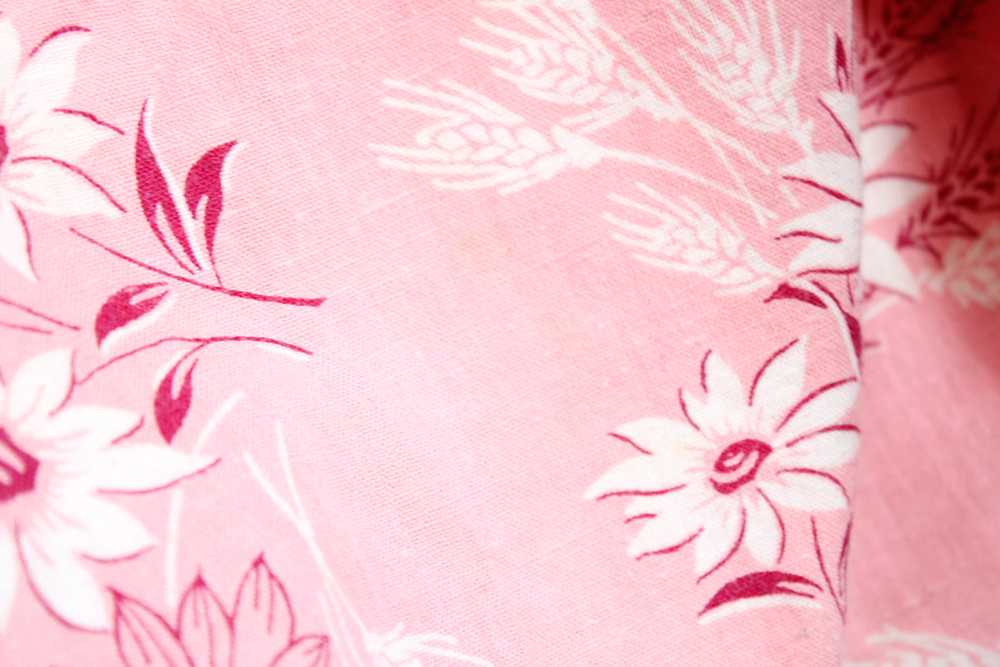 1940s Pink Floral Cotton Playsuit Crop Top & Shor… - image 10