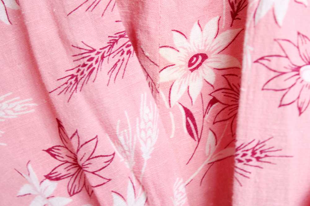 1940s Pink Floral Cotton Playsuit Crop Top & Shor… - image 12