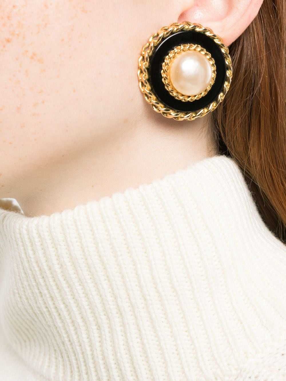 CHANEL Pre-Owned 1986 faux-pearl clip-on earrings… - image 2