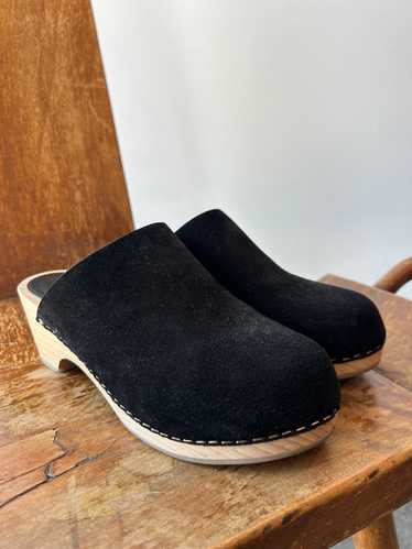 Doen Black Suede Clogs