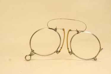 https://img.gem.app/764589093/1t/1691034331/antique-silver-spring-bridge-pince-nez-eyeglasses.jpg