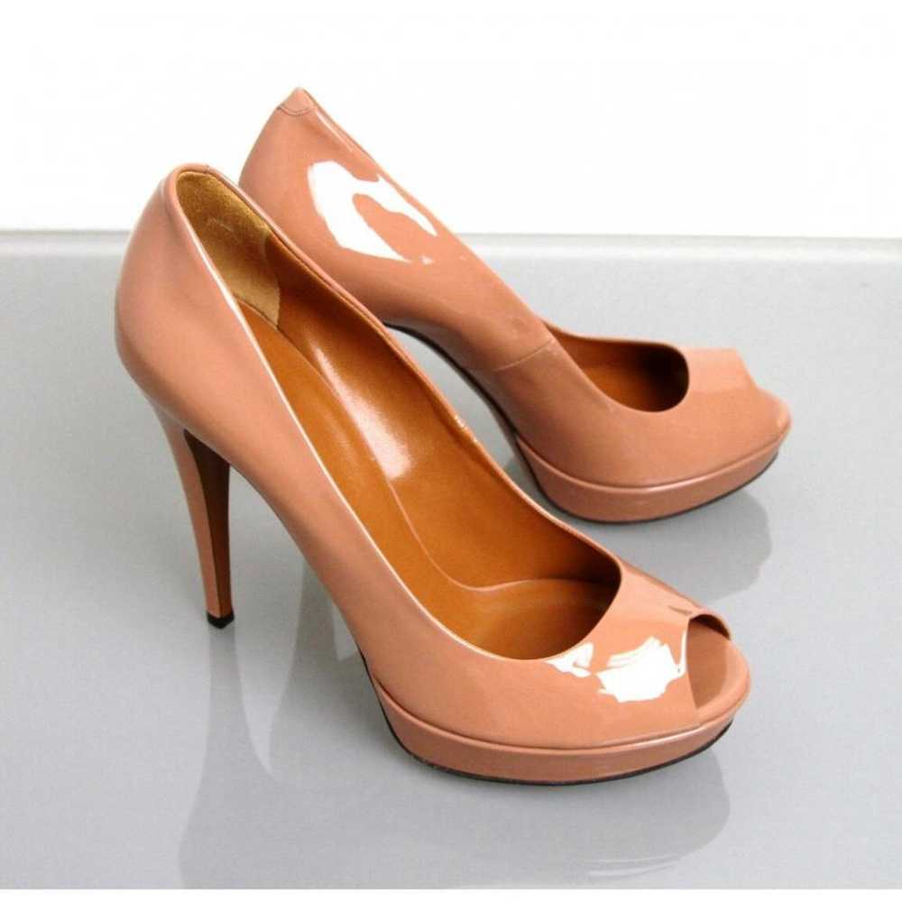 Gucci Patent leather heels - image 6