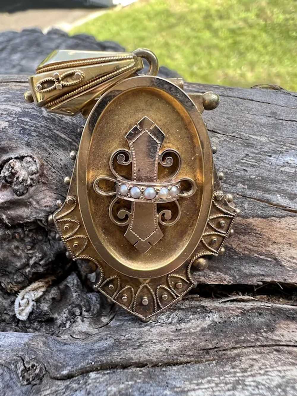 14K Yellow Gold Victorian Locket - image 10