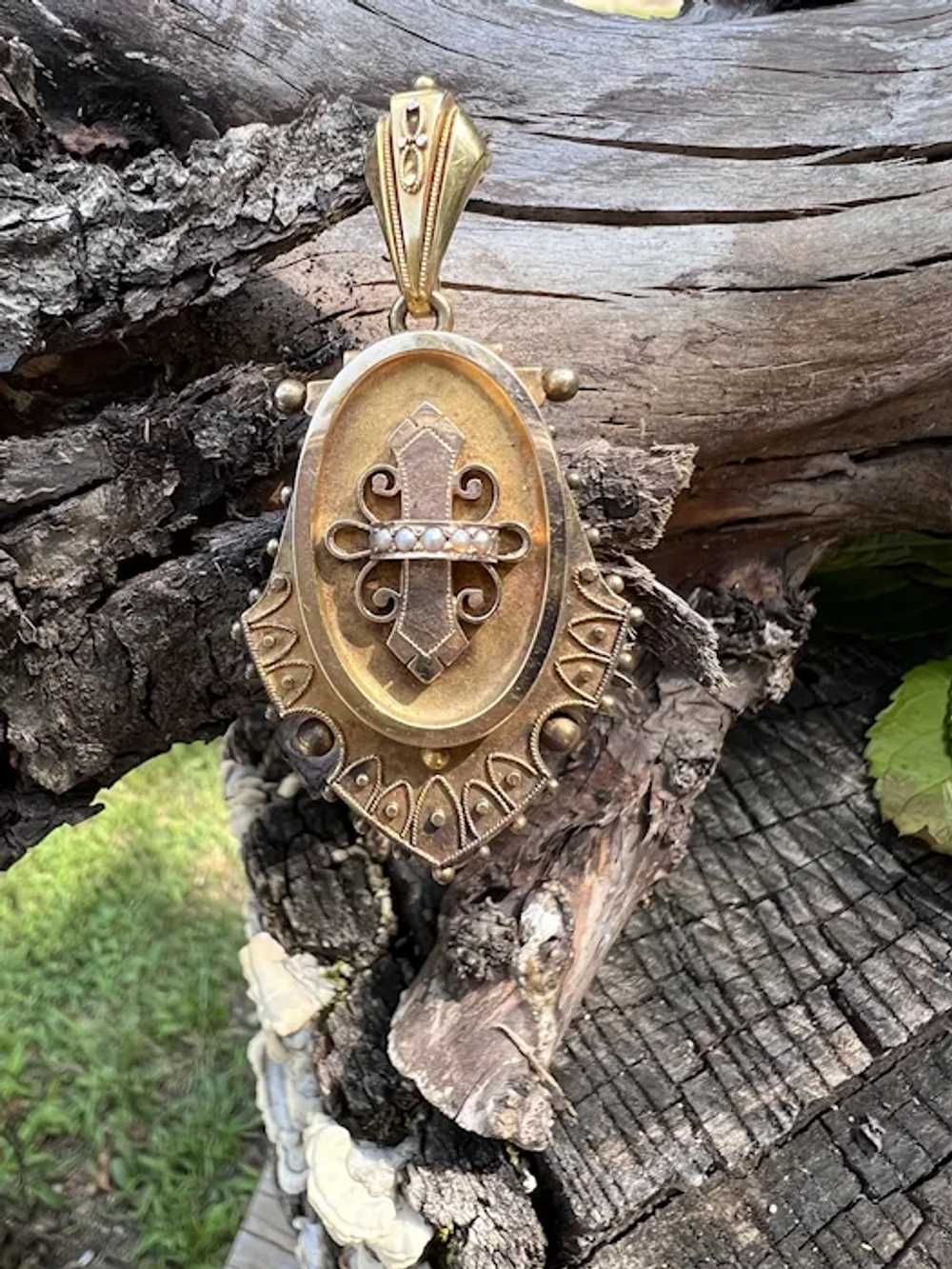 14K Yellow Gold Victorian Locket - image 4