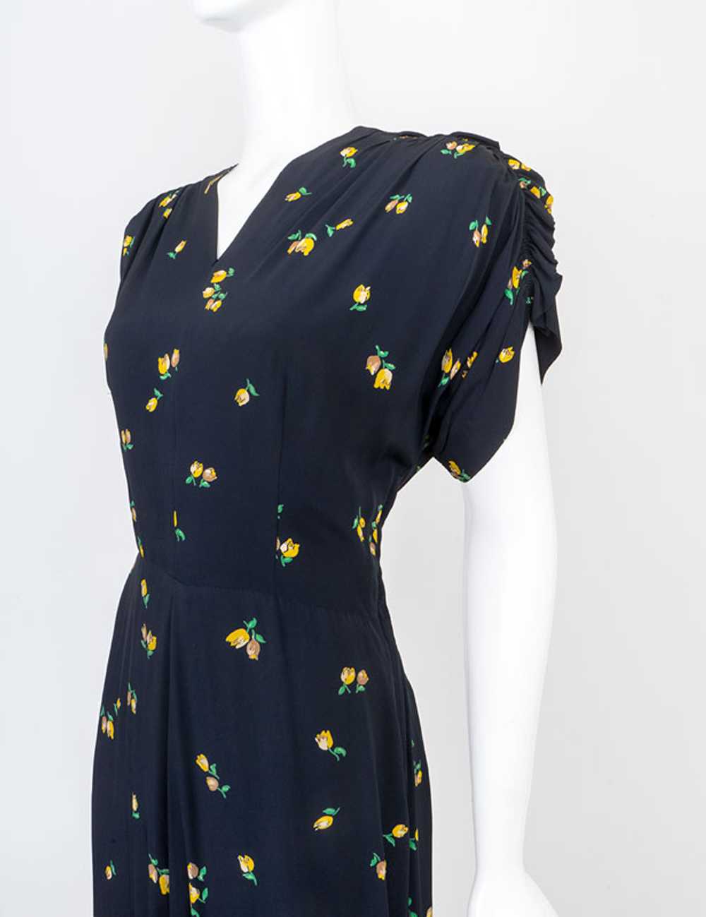 Gorgeous 1940s Evening Dress - image 3