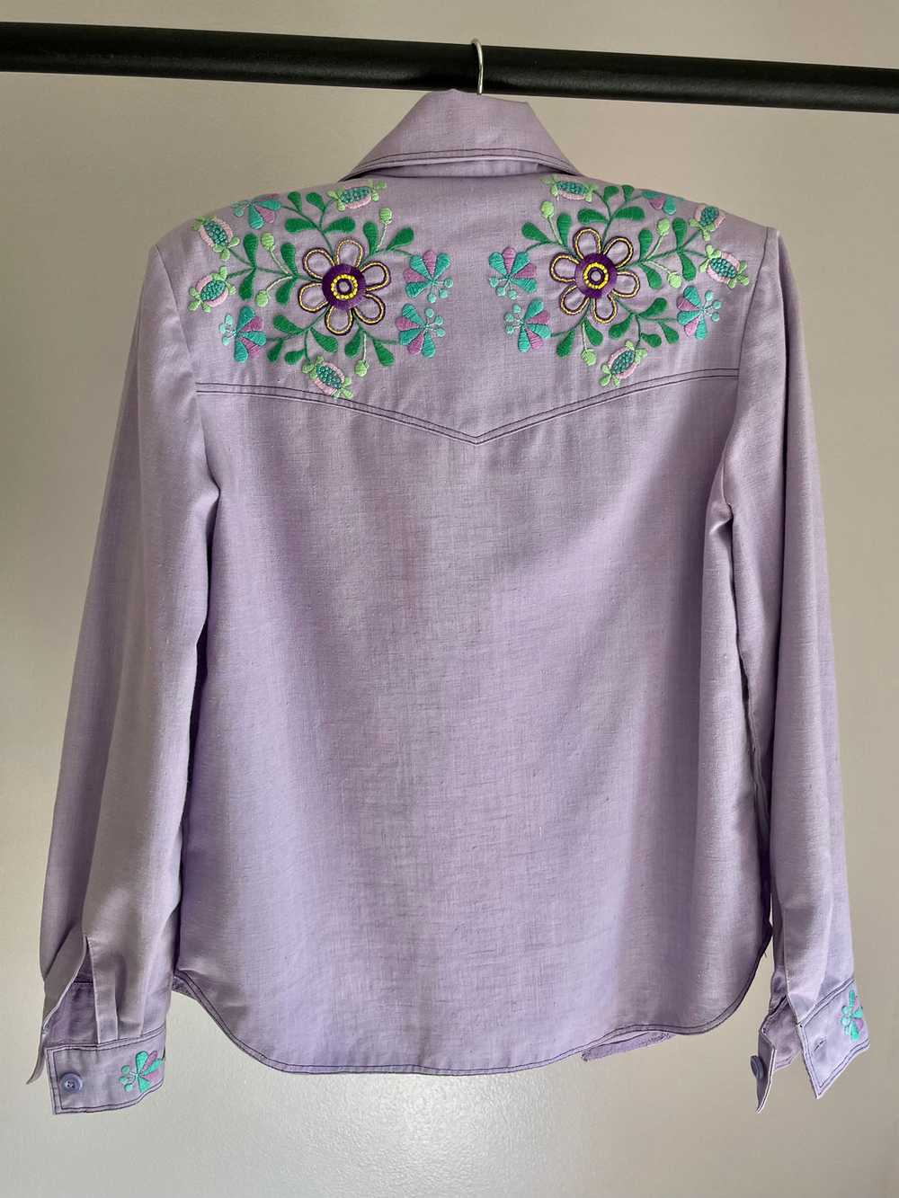 1970s Lavender Floral Embroidery Cotton Shirt Jac… - image 10