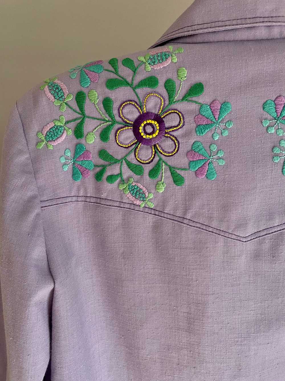 1970s Lavender Floral Embroidery Cotton Shirt Jac… - image 11