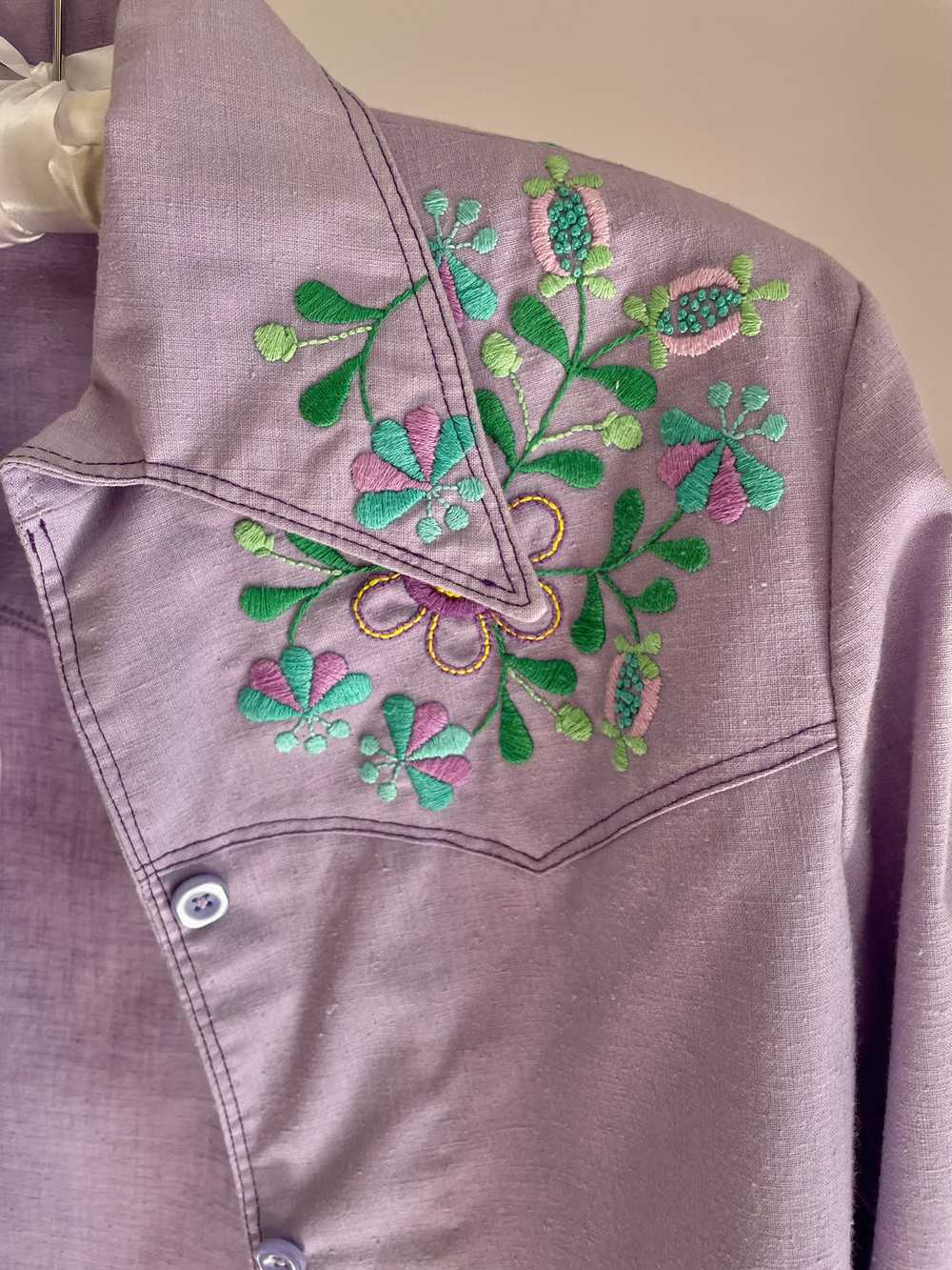 1970s Lavender Floral Embroidery Cotton Shirt Jac… - image 12