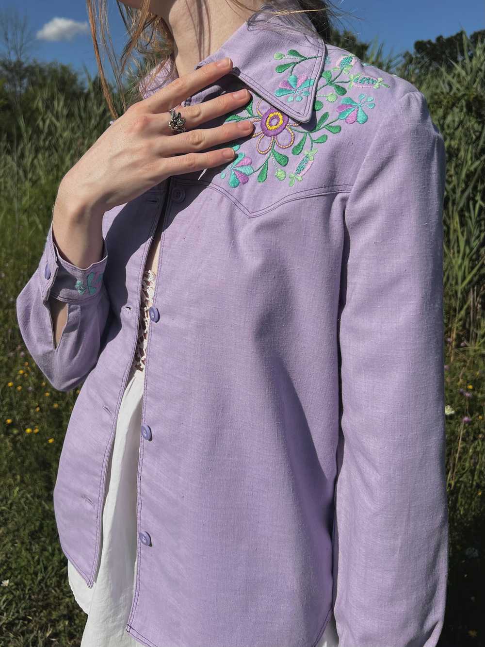 1970s Lavender Floral Embroidery Cotton Shirt Jac… - image 9