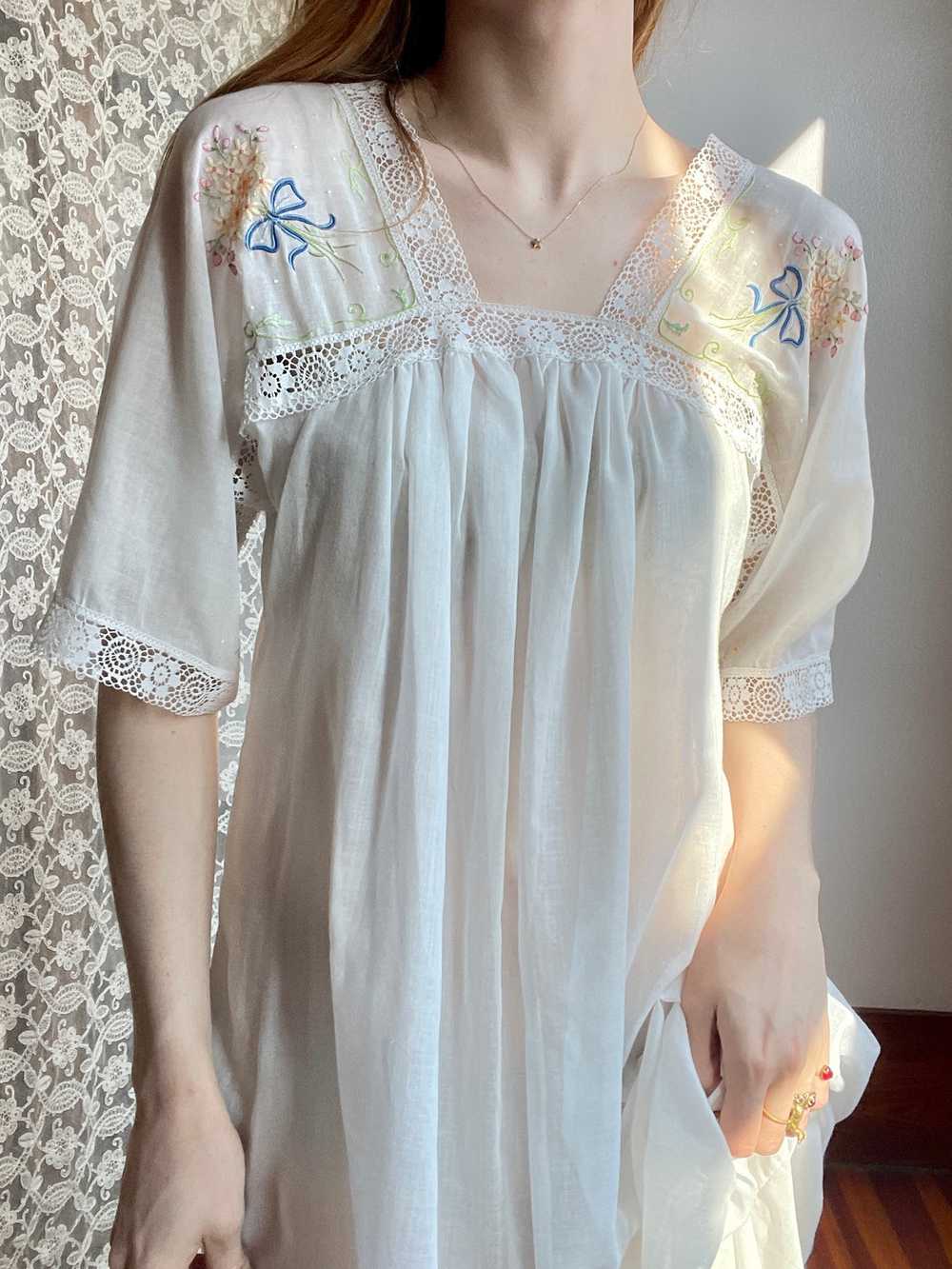 1970s White Floral Bouquet Embroidered Dress Barb… - image 2