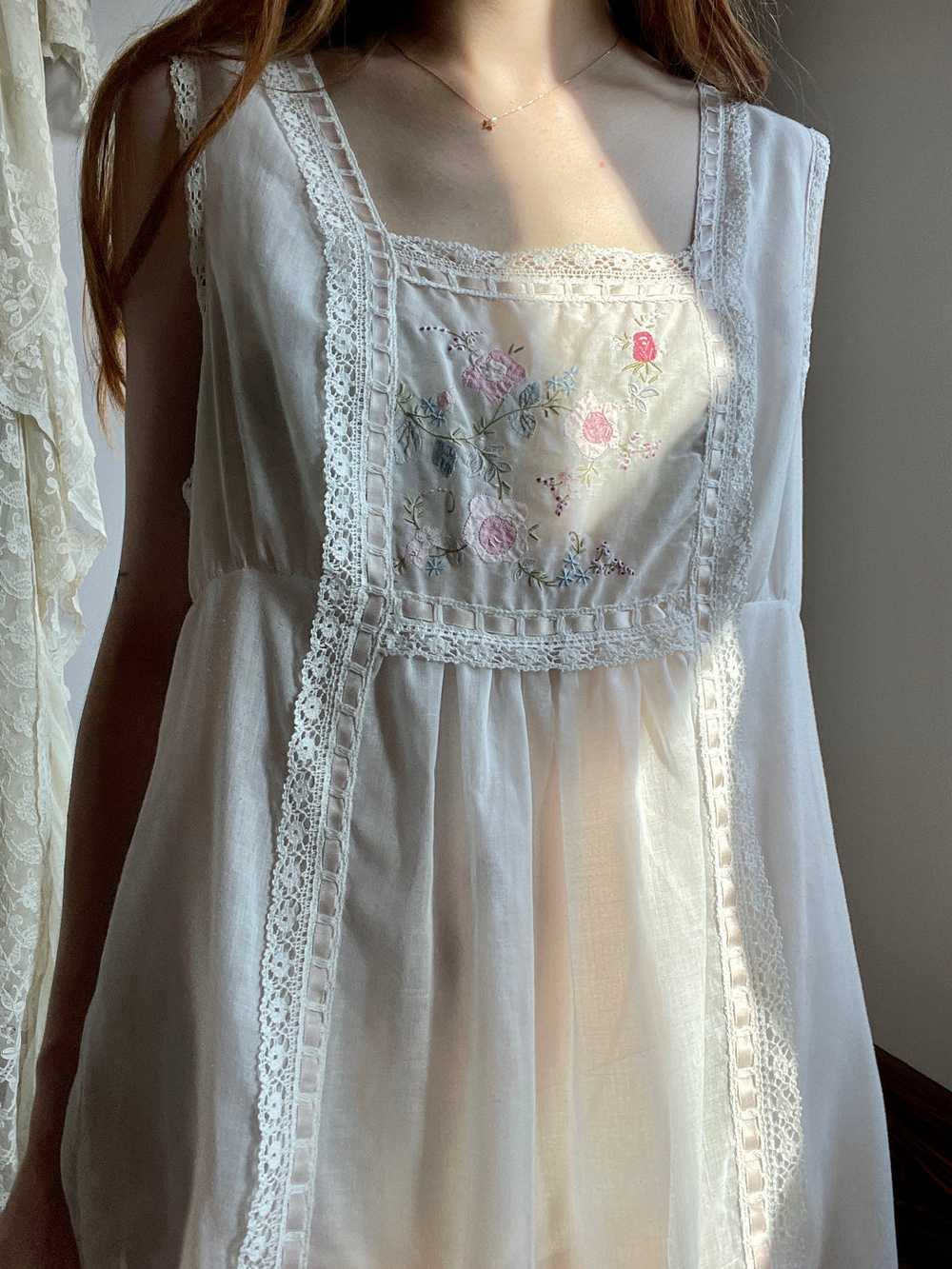 1970s White Floral Embroidered Pink Ribbon Dress … - image 2