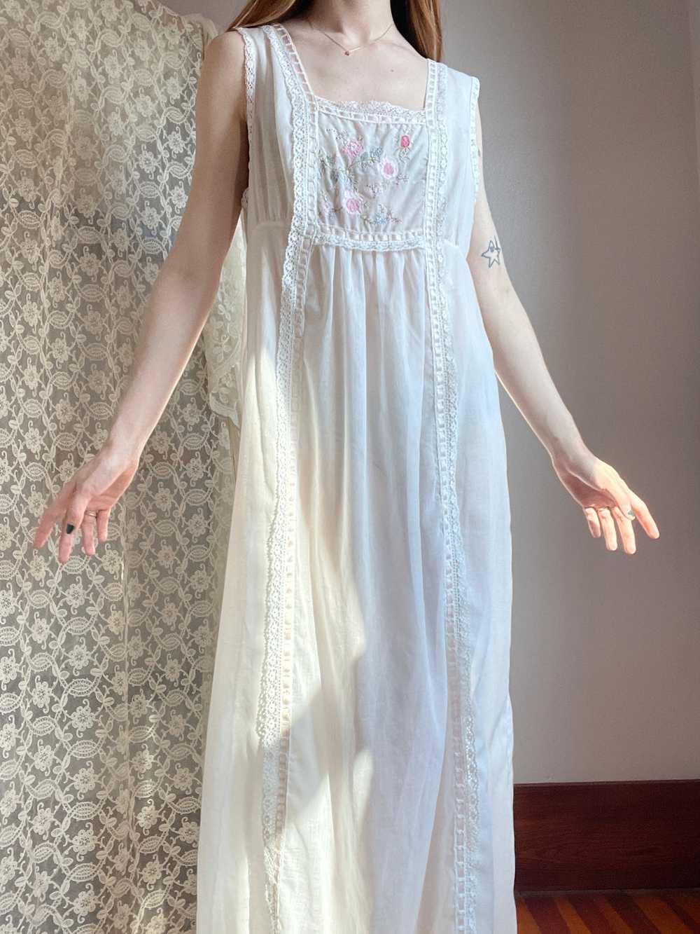 1970s White Floral Embroidered Pink Ribbon Dress … - image 3