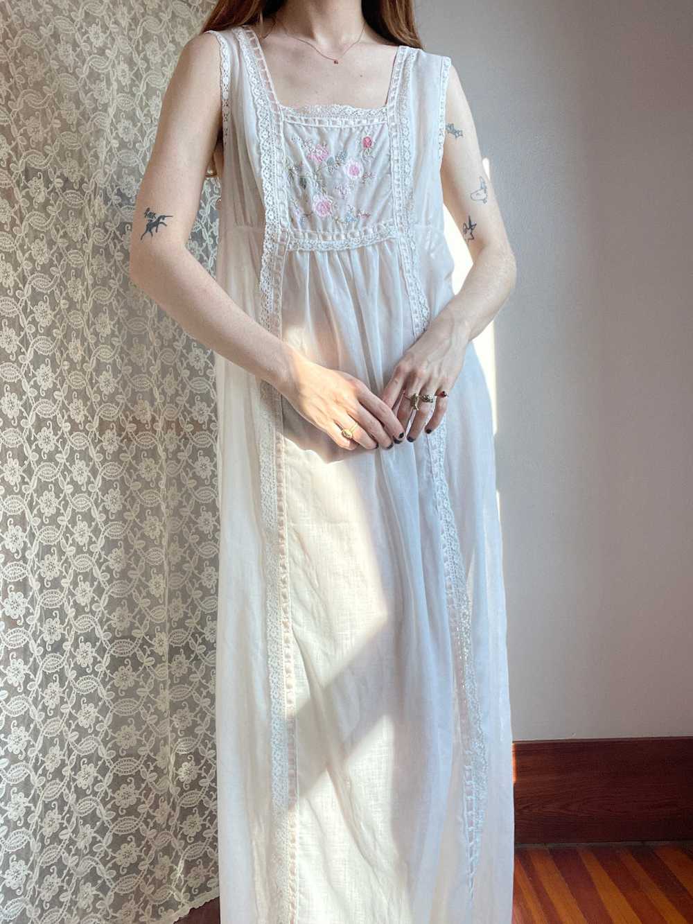 1970s White Floral Embroidered Pink Ribbon Dress … - image 9