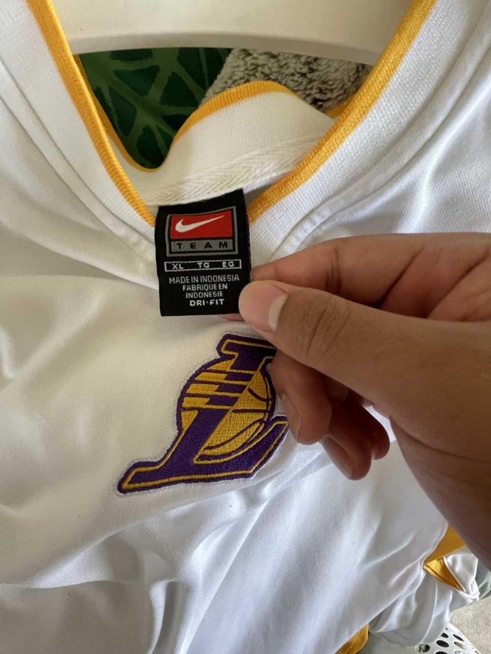 Nike Vintage Lakers warm up shirt - image 3