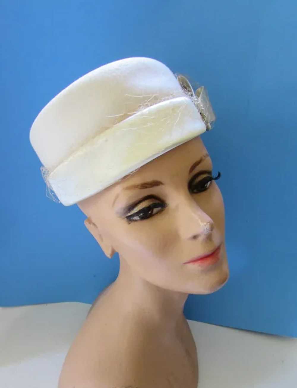 SALE Winter White Felt & Satin Hat with Pearl & R… - image 3