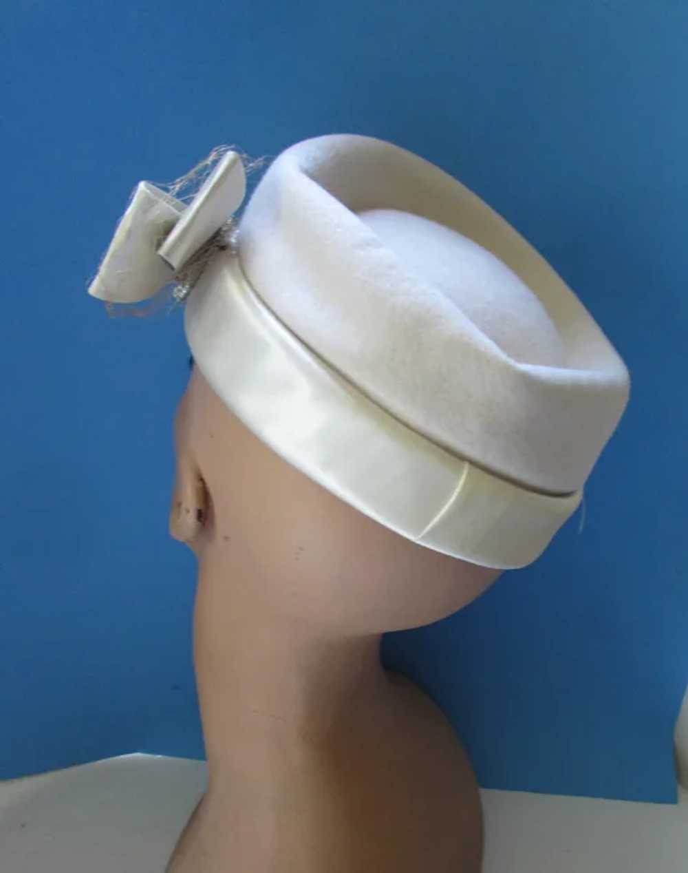 SALE Winter White Felt & Satin Hat with Pearl & R… - image 4