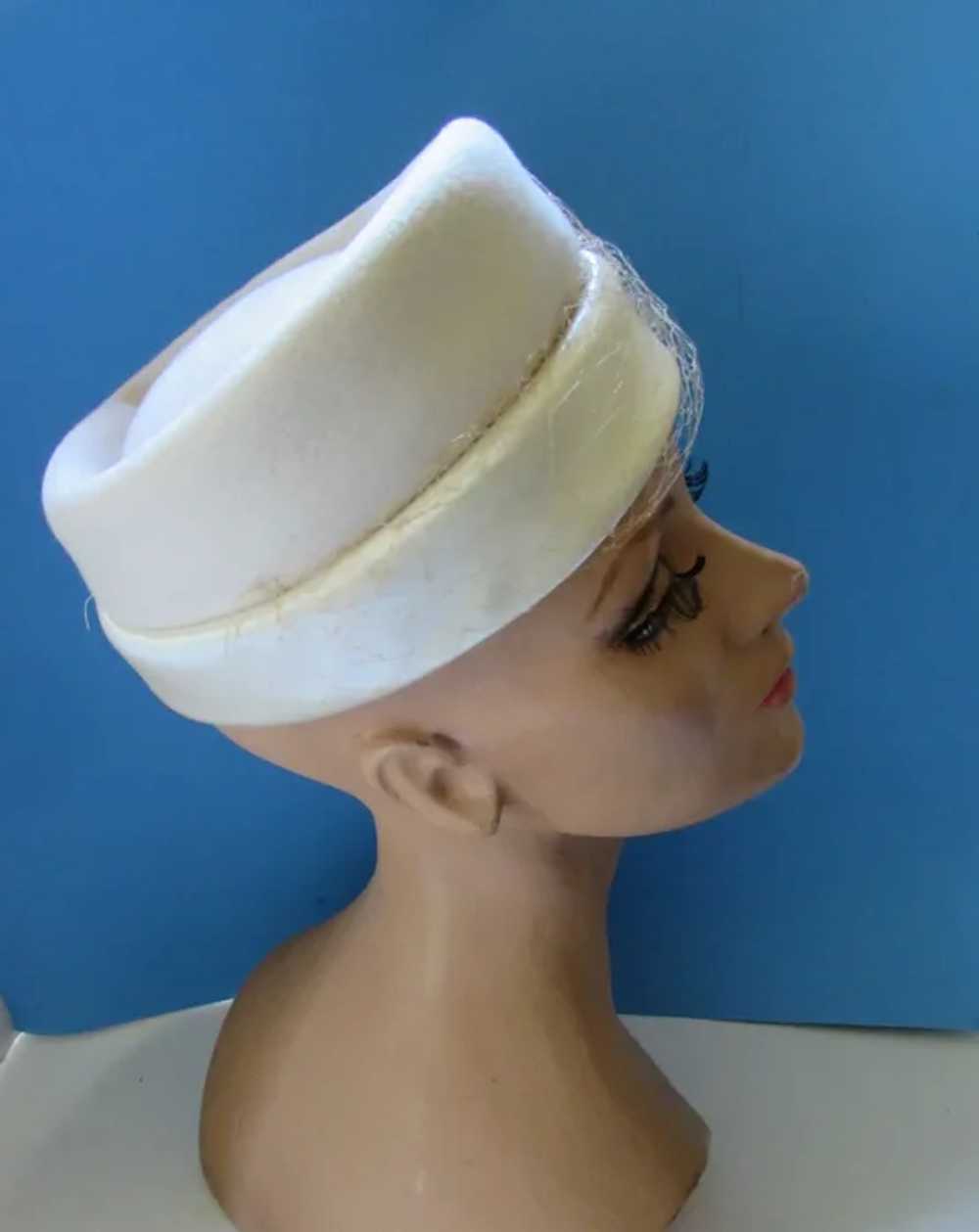 SALE Winter White Felt & Satin Hat with Pearl & R… - image 5