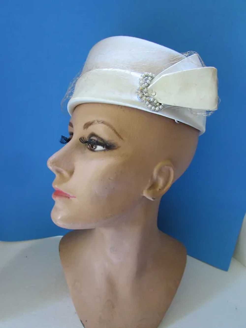 SALE Winter White Felt & Satin Hat with Pearl & R… - image 6