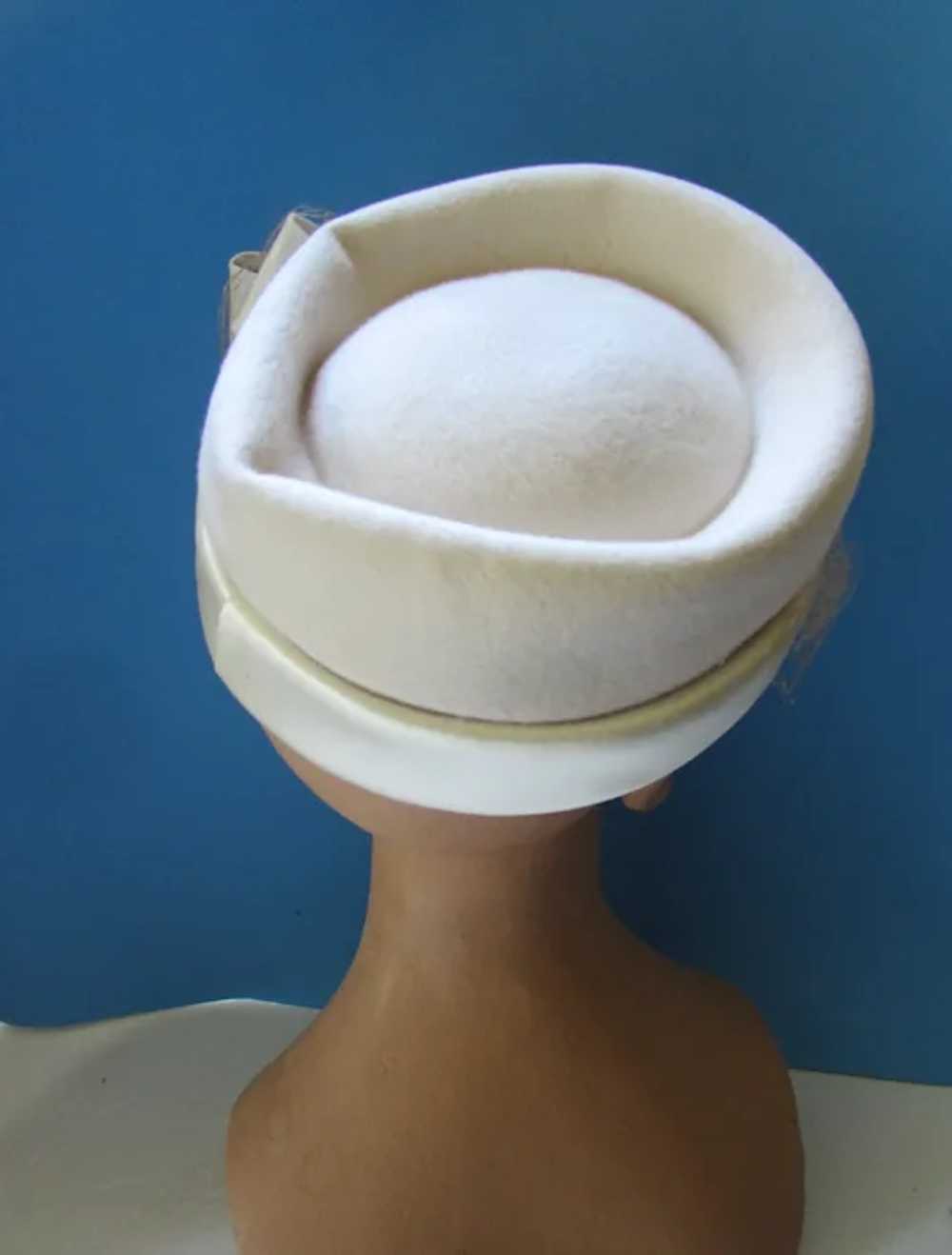 SALE Winter White Felt & Satin Hat with Pearl & R… - image 7