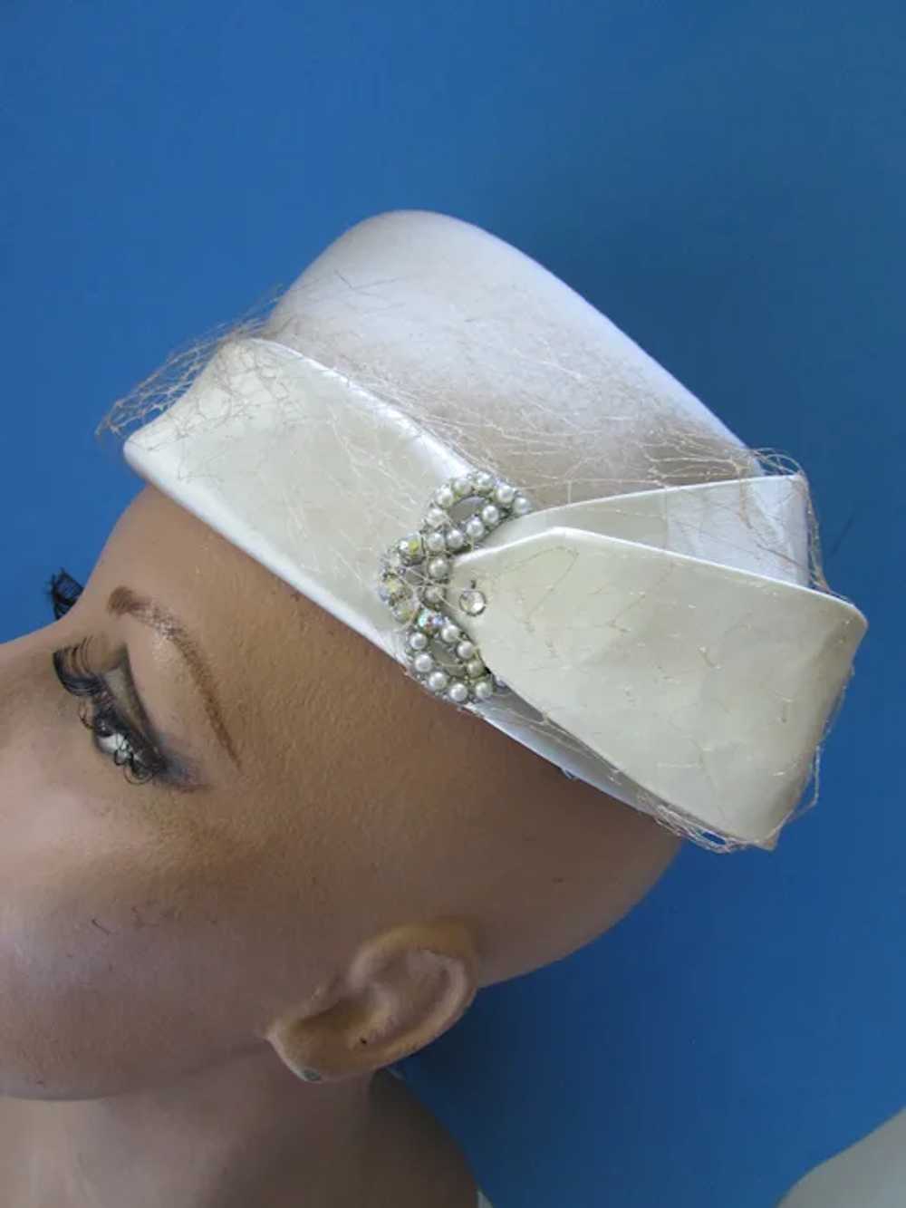 SALE Winter White Felt & Satin Hat with Pearl & R… - image 9