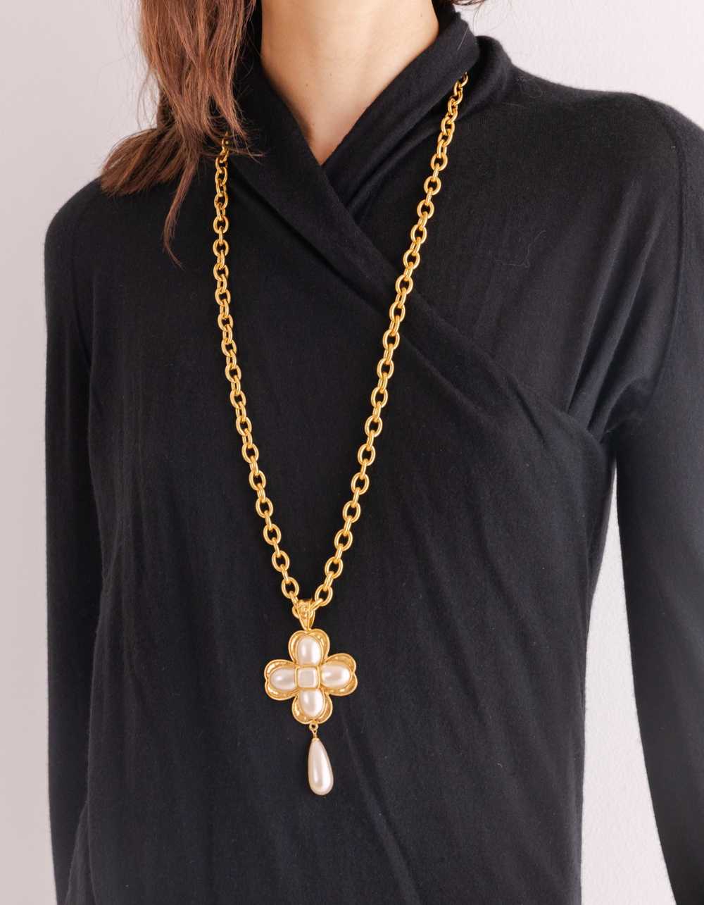 Chanel 94P Gripoix pearl dangle cross pendant nec… - image 7