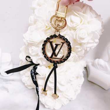 Louis Vuitton Blooming Flowers Key Ring Bag Charm (SHF-BiRwpy) – LuxeDH