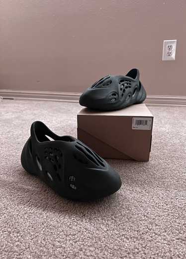 💰SOLD💰 Yeezy Foam Runner 'Carbon' Size 11M Deadstock OG box in good  condition DM for more info . . . #suavkicks #sneakerheads…