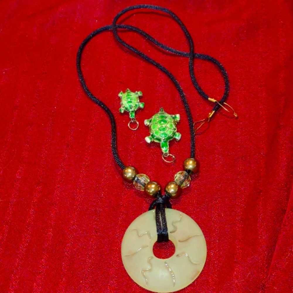 Vintage Beautiful necklace and turtle pendants - image 1