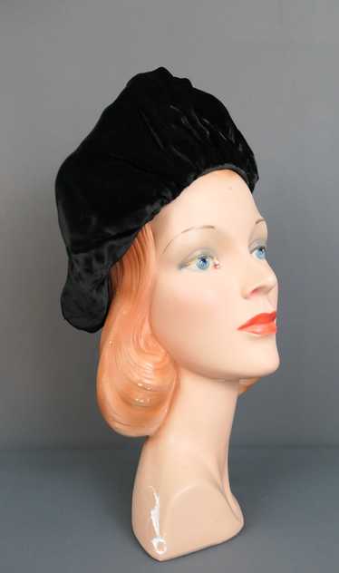 Vintage 1940s Black Velvet Hat, Gathered Front, T… - image 1