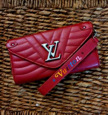 Not only I slim, my wallet also slim 🫣 📸Source: Louis Vuitton