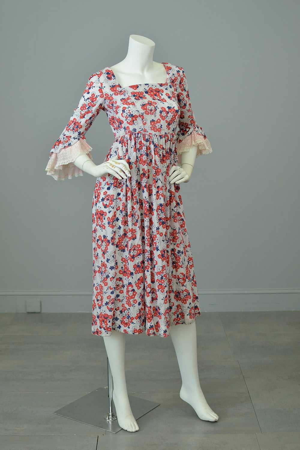 1970s Floral Print Ruffle Sleeves Baby Doll Peasa… - image 1