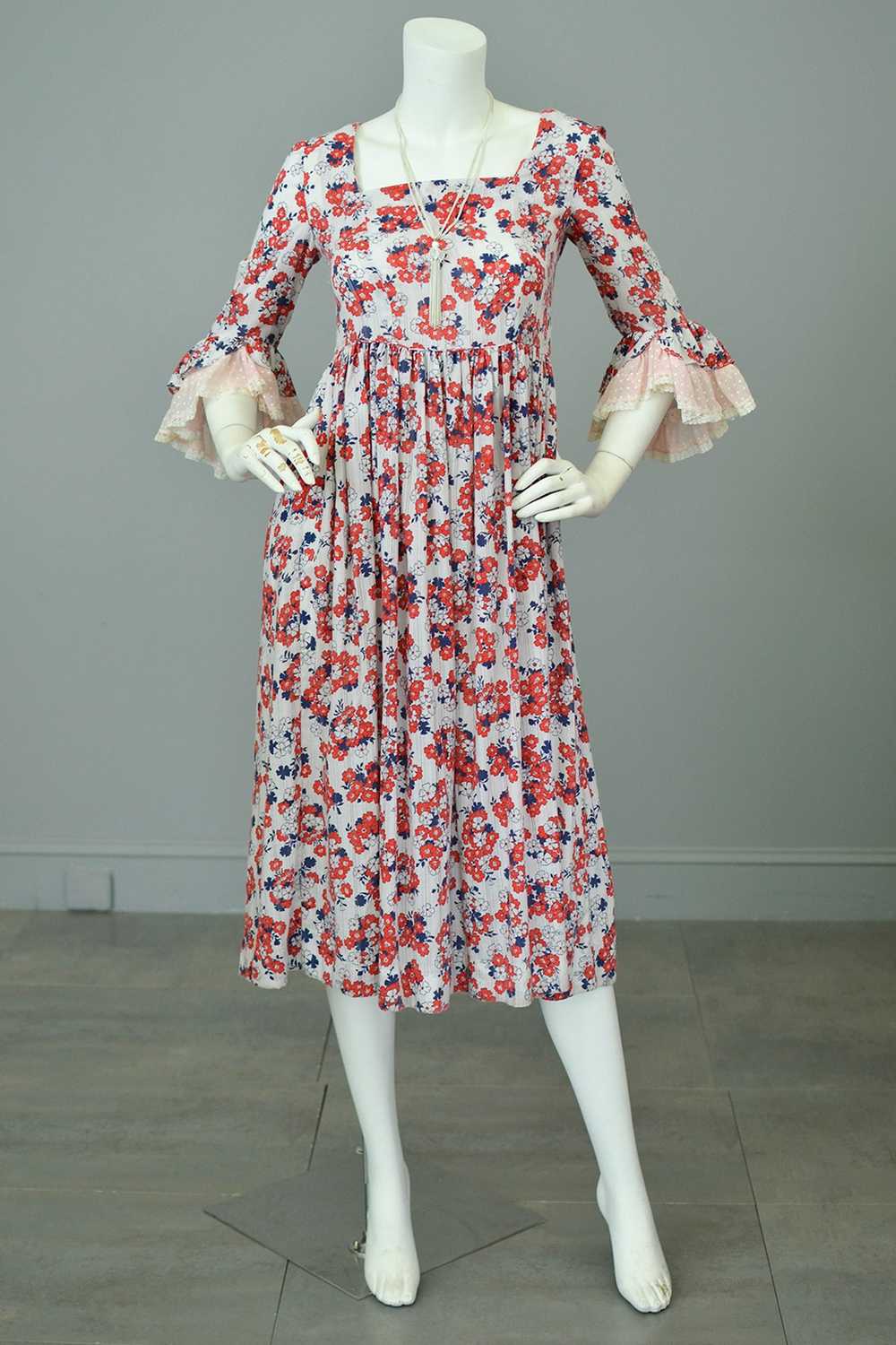 1970s Floral Print Ruffle Sleeves Baby Doll Peasa… - image 3