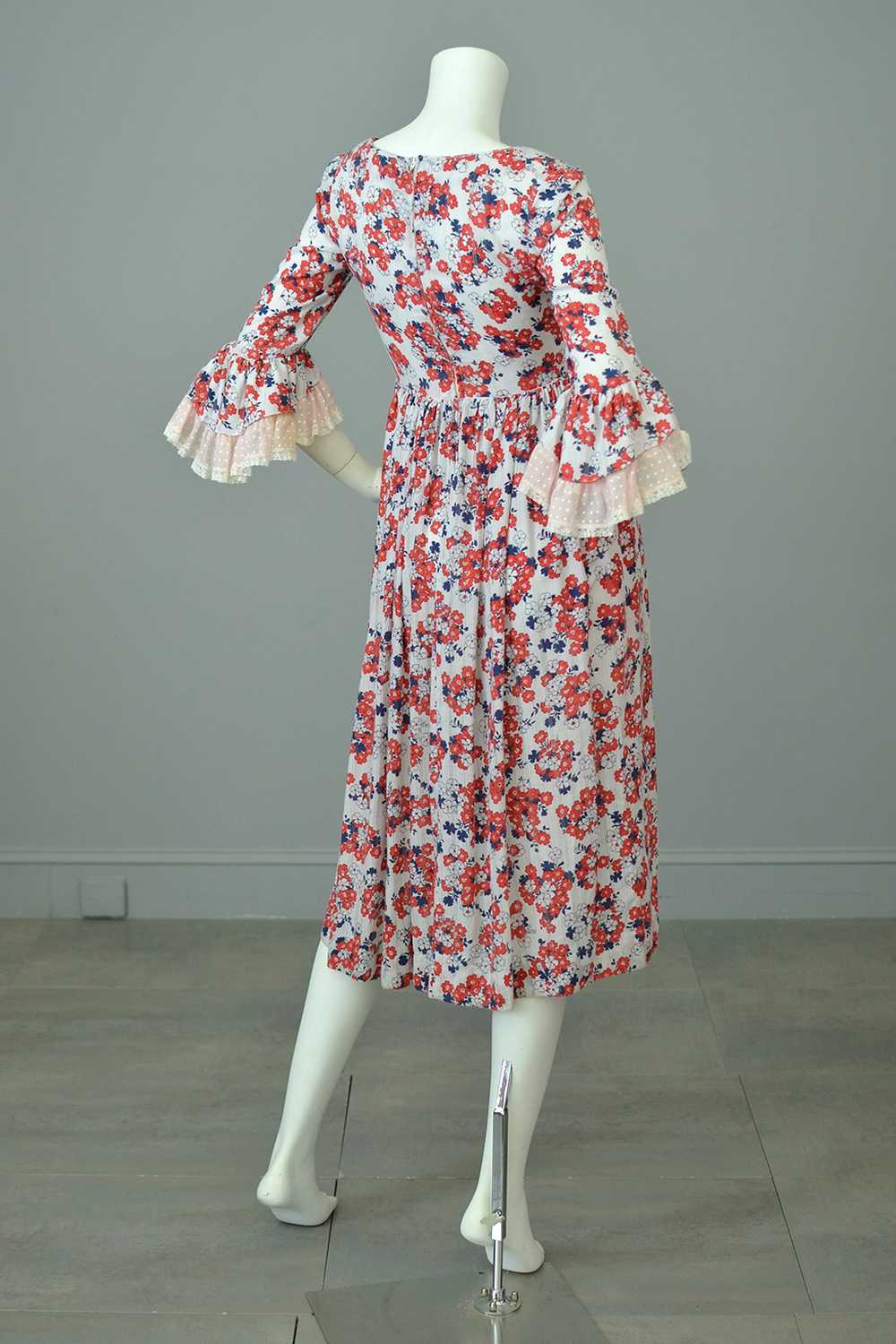 1970s Floral Print Ruffle Sleeves Baby Doll Peasa… - image 7